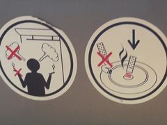 Důležité piktogramy: nekuřte venku; nedopalky vhazujte po jednom; neházejte do popelníku jiný odpad