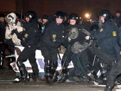 Policisté odvádějí demonstranty z Říjnového náměstí