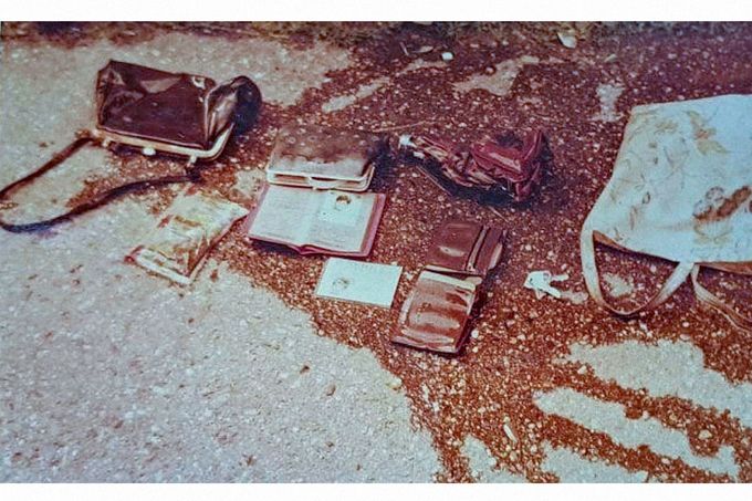 Věci jedné z obětí Jiřího Straky, Praha, 1985. Pachatel si z uloupených kabelek ponechal peníze a cennosti, zbytek obsahu často zahazoval.