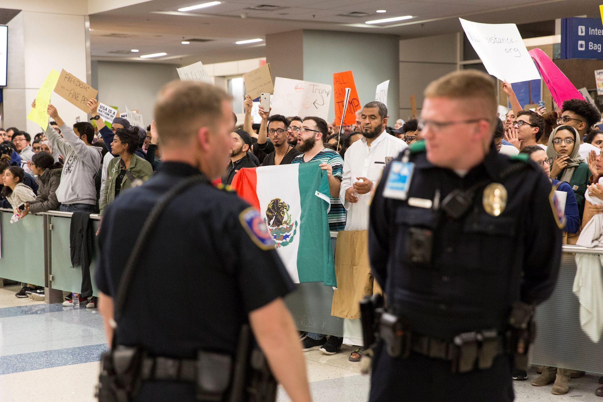 Americký prezident Donald Trump uvalil na mnoho muslimů zákaz přicestovat do USA