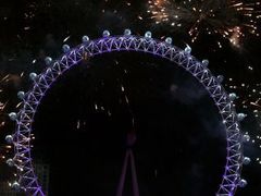 Nasvícené londýnské kolo při oslavě příchodu Nového roku.