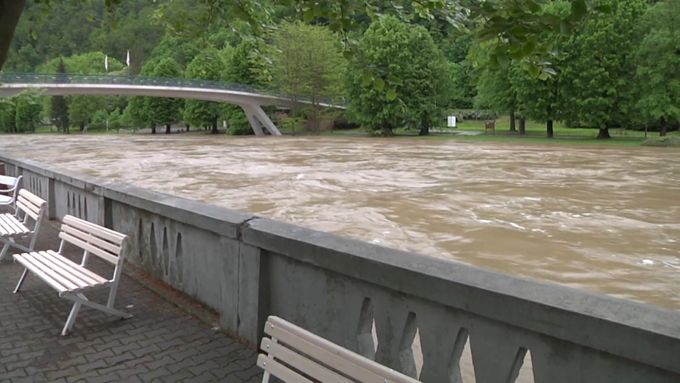 Velká voda z Bečvy trápila i Hranice na Moravě a okolí.
