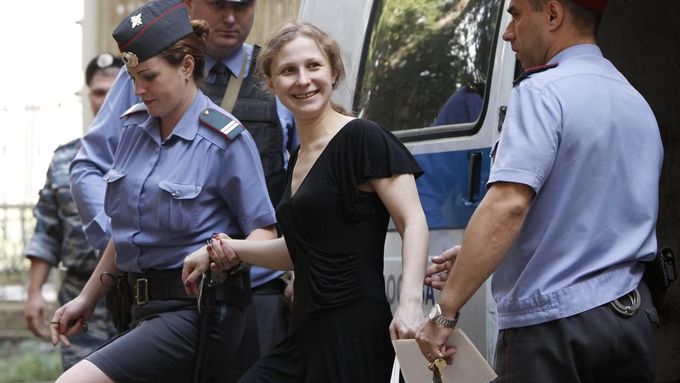 Marija Aljochinová s policisty.