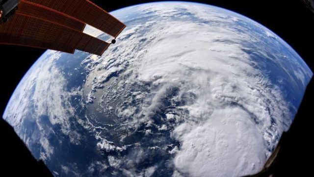 Tropická bouře Barry ze satelitu