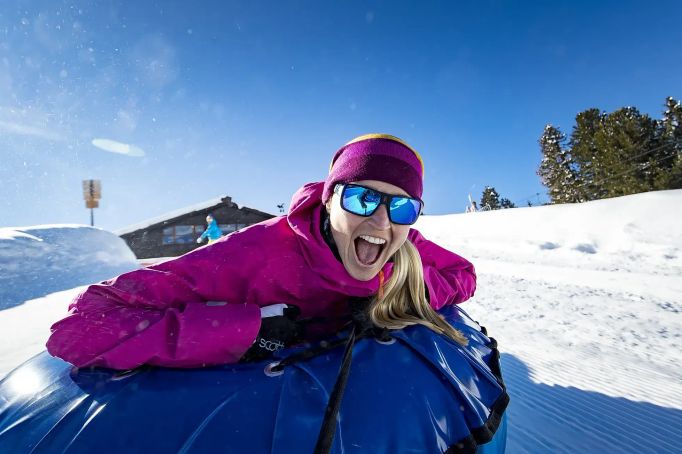 V Kreischbergu v regionu Murau mohou návštěvníci vyměnit lyže za nafukovací kruh.