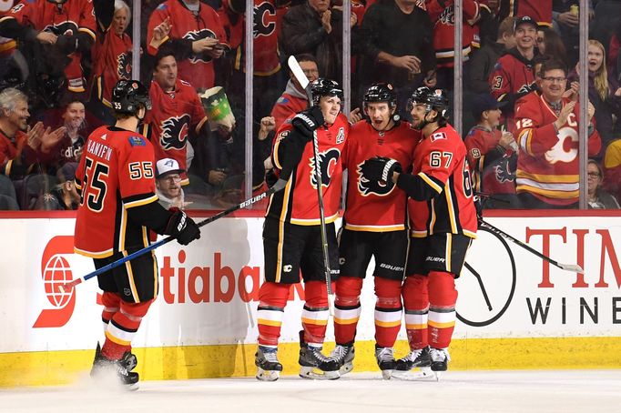 Michael Frolík (vpravo) slaví se spoluhráči z Calgary gól v síti Vegas.