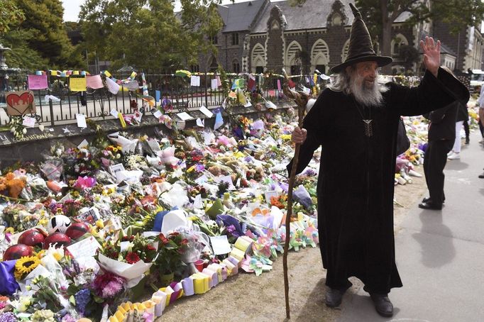 Město Christchurch po 23 letech rozvázalo smlouvu s čarodějem. "Radní mě nemají rádi, protože jsou to zkostnatělí byrokrati," stěžuje si Ian Brackenburry Channell.