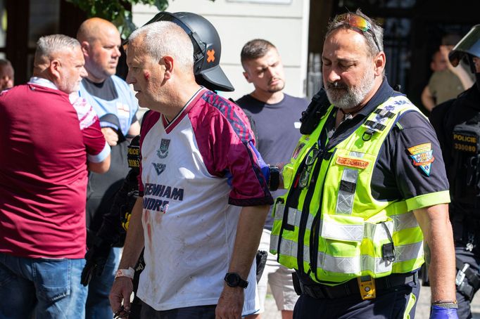 Nepokoje fanoušků v ulicích Prahy před finále Konferenční ligy Fiorentina - West Ham