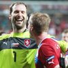 Český fotbalový brankář Petr Čech a David Limberský se radují z vítězství nad Polskemv utkání skupiny A na Euru 2012