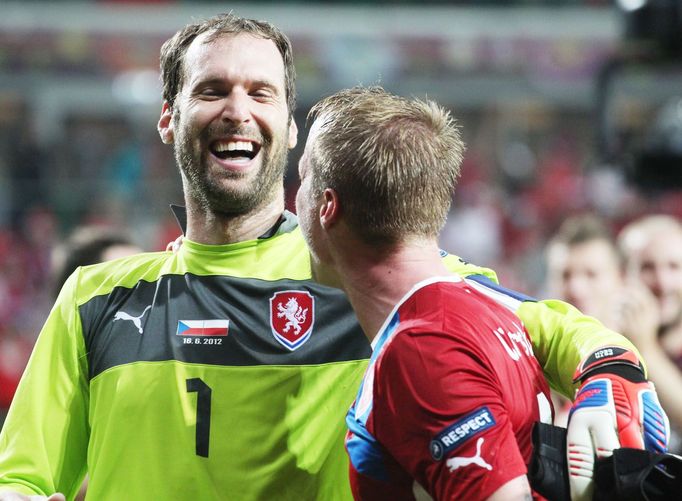 Český fotbalový brankář Petr Čech a David Limberský se radují z vítězství nad Polskemv utkání skupiny A na Euru 2012.