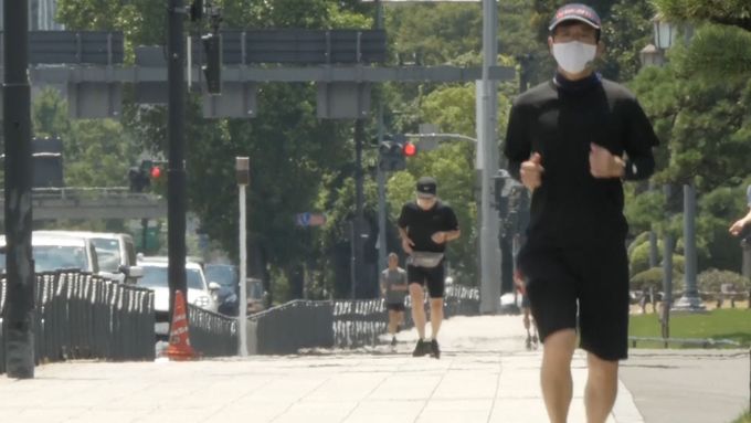 "Doufám, že to zvládnou," strachují se místní. Tokio sužují vysoké teploty a vlhko.