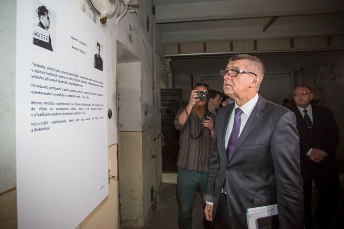 Andrej Babiš při prohlídce věznice v Uherském Hradišti. Snímek z roku 2016