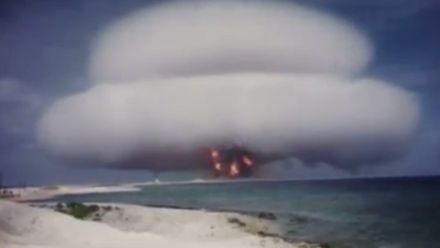 Děsivé záběry. Úřady zveřejnily videa z testování jaderných bomb v USA