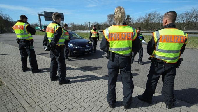 Němci požadují přísnější kontroly na hranicích s Českem. Vadí jim, že navzdory zákazům a špatné epidemiologické situaci v ČR k nim jezdí Češi dále na nákupy.