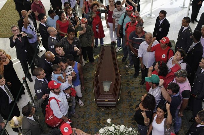 Members of the Movement of Landless Rural Workers (MST) visit the wake of architect Oscar Niemeyer at the Planalto Palace December 6, 2012. Niemeyer, a towering patriarch of modern architecture who shaped the look of modern Brazil and whose inventive, curved designs left their mark on cities worldwide, died late on Wednesday. He was 104. Niemeyer had been battling kidney and stomach ailments in a Rio de Janeiro hospital since early November. His death was the result of a lung infection developed this week, the hospital said, little more than a week before he would have turned 105. REUTERS/Ueslei Marcelino (BRAZIL - Tags: OBITUARY POLITICS SOCIETY) Published: Pro. 6, 2012, 9:36 odp.