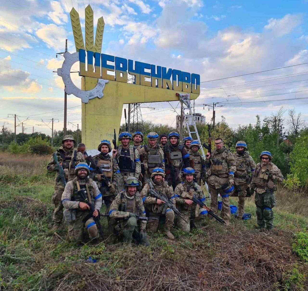 Ukrajinští vojáci pózují v sobotu 10.září v osvobozeném městě Ševčenkove.