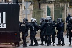 Rukojmí u Paříže osvobozeni, policie stíhá ozbrojené lupiče