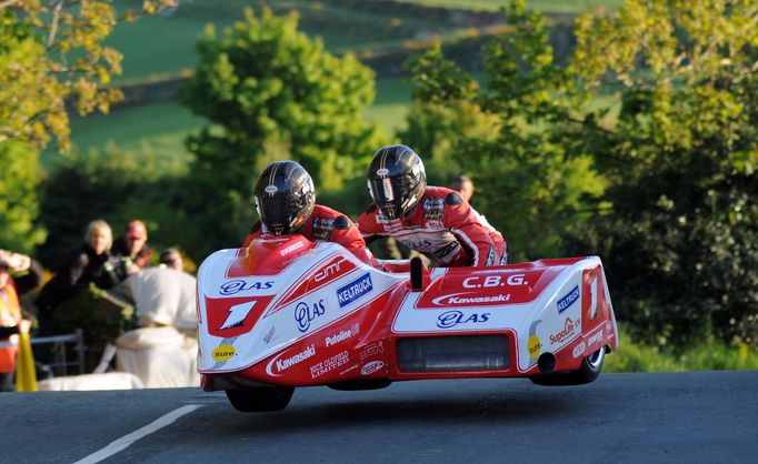 Tourist Trophy 2013:  Dave Molyneux, DMR Kawaski - Ballaugh Bridge