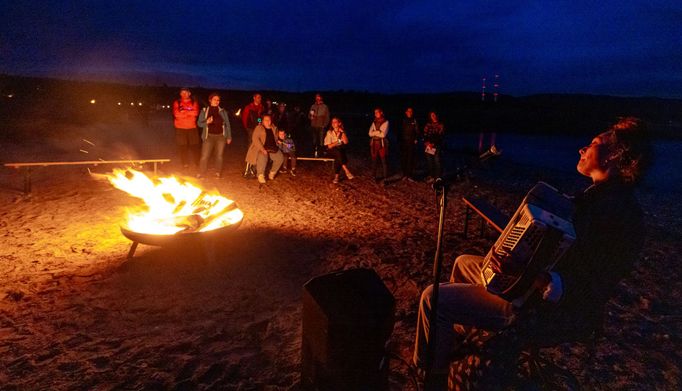 Zahájení divadelního festivalu Kult na jezeře Milada nedaleko Ústí nad Labem.