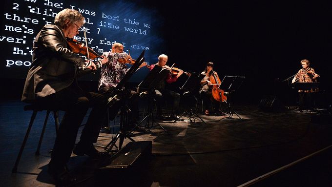 Společný projekt Landfall umělkyně Laurie Anderson (na snímku vpravo) a smyčcového Kronos Quartetu měl premiéru před pěti lety, na desce vyšel nyní.