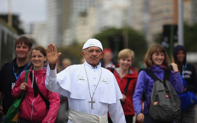 Zatím se mezi mladými katolíky promenuje jen tento muž, který si říká "Papež Joinha ze Sergipe".