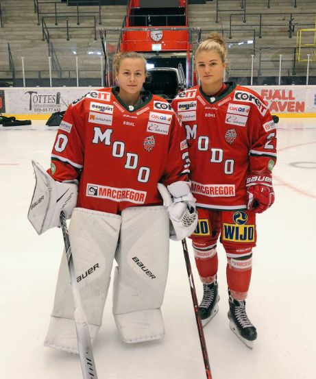 České hokejistky Klára Peslarová a Laura Lerchová ve švédském MODO