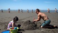 Nudistická pláž ve Vancouveru Wreck Beach zase patří k nejdelším na světě. Měří téměř osm kilometrů a nachází se coby kamenem dohodil od University of British Columbia. Pláž lemují jehličnaté stromy a v dáli se tyčí zasněžené vrcholky hor. Pravidelně se zde pořádá také nahý běh na pět kilometrů.