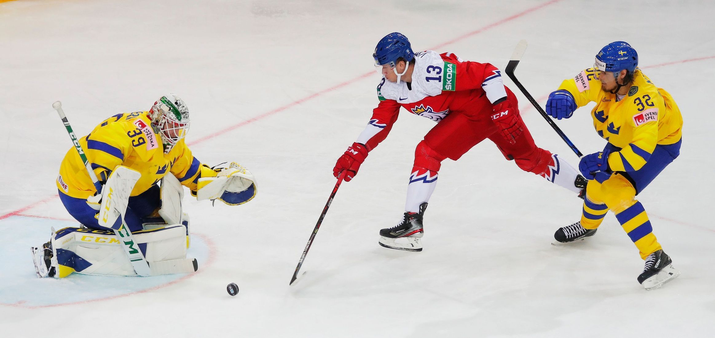 Adam Reideborn (39) a Jakub Vrána v zápase Česko - Švédsko na MS 2021