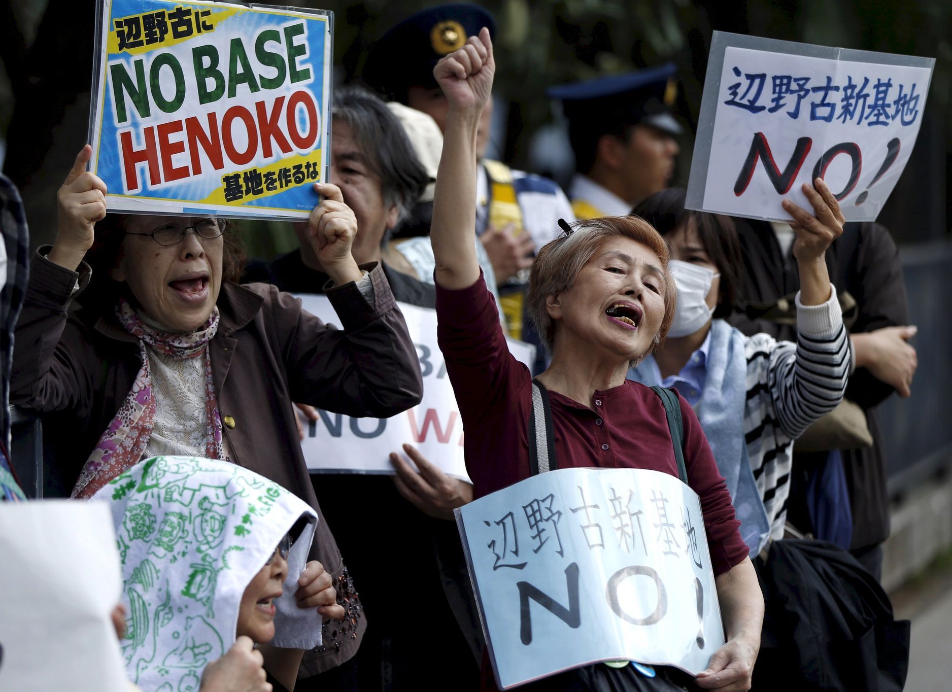 Japonsko - protesty proti přítomnosti amerických vojáků na ostrově Okinawa.