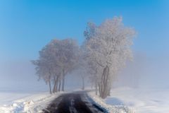 V části Čech a na Moravě hrozí mrznoucí mlhy, silnice budou klouzat