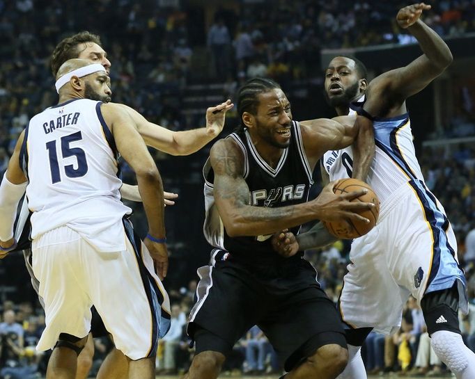 Kawhi Leonard ze San Antonia proniká do obrany Memphisu