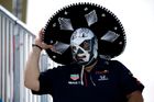 Na závod v Miami našli cestu i různě vymódění fanoušci. Tento "smrťák" fandí Red Bullu.