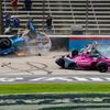 Havárie po startu závodu IndyCar XPEL 375 - Conor Daly (59) a Alexander Rossi (27)