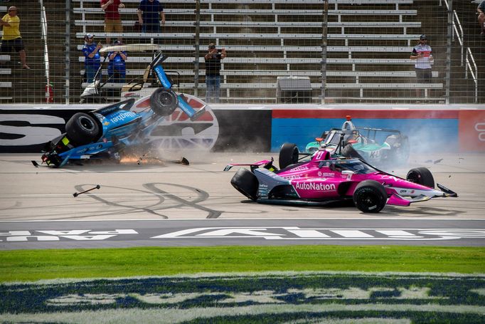 Havárie po startu závodu IndyCar XPEL 375 na oválu Texas Motor Speedway - Conor Daly (59) a Alexander Rossi (27)