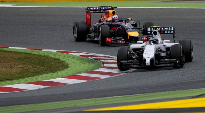 Williams Formula One driver Valtteri Bottas of Finland and Red Bull Formula One driver Daniel Ricciardo of Australia (L) compete during the Spanish F1 Grand Prix at the B