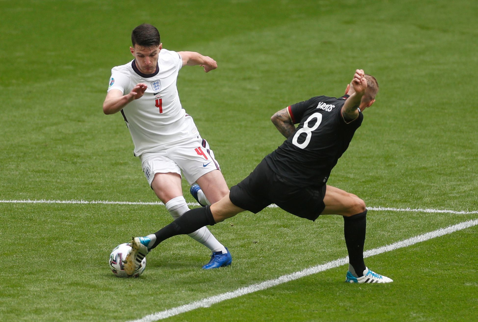 Declan Rice a Toni Kroos v osmifinále Anglie - Německo na ME 2020