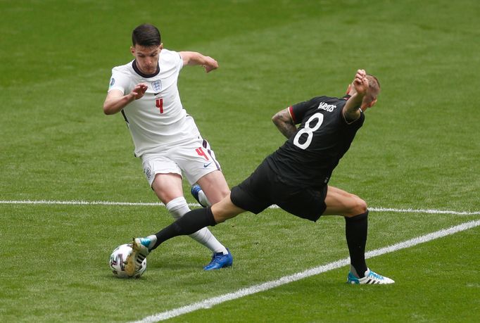 Declan Rice a Toni Kroos v osmifinále Anglie - Německo na ME 2020