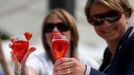 Spectators hold a drink with a strawberry on the glass at the Wimbledon Tennis Championships, in London June 26, 2013. REUTERS/Suzanne Plunkett (BRITAIN - Tags: SPORT TEN