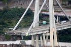 Další pilíř janovského mostu se naklání. Hrozí, že každou chvíli spadne, varují hasiči