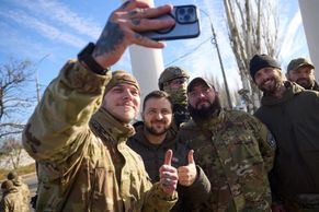 Foto: Selfie a poděkování NATO. Zelenskyj přijel do Chersonu pár dní po osvobození