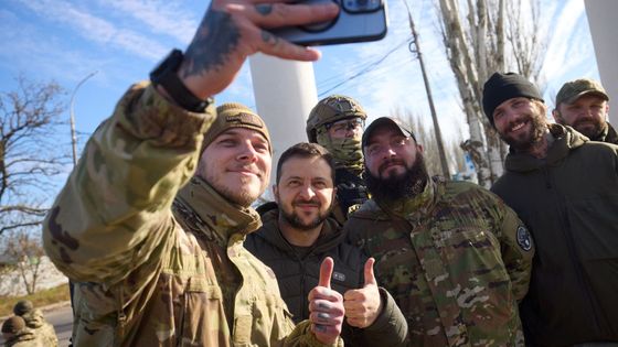 Foto: Selfie a poděkování NATO. Zelenskyj přijel do Chersonu pár dní po osvobození