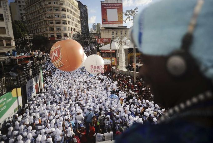 Revellers listen to the music of the Filhos de Ghandy (Children of Gandhi) afoxe music group, during the Carnival celebrations in Salvador da Bahia, February 10, 2013. REUTERS/Lunae Parracho (BRAZIL - Tags: SOCIETY) Published: Úno. 11, 2013, 1:28 dop.