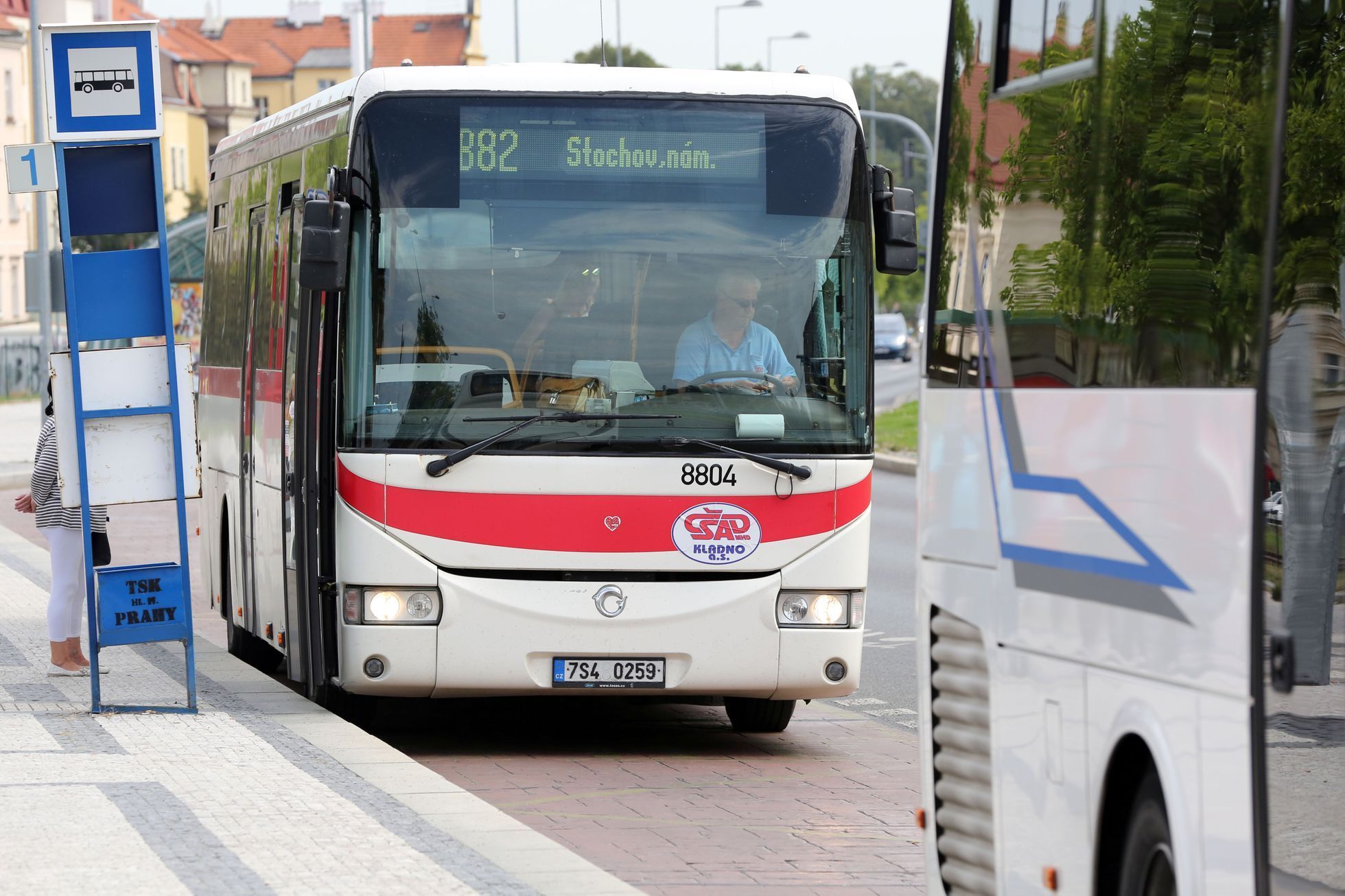 ilustrační fotografie, autobusová zastávka, linkový autobus, meziměstský autobus, ČSAD, Praha 2017