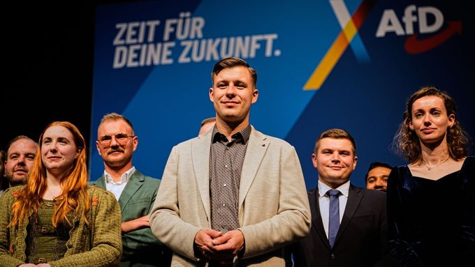 Jean-Pascal Hohm (uprostřed) a další členové Mladé AfD po jejím znovuustavení.