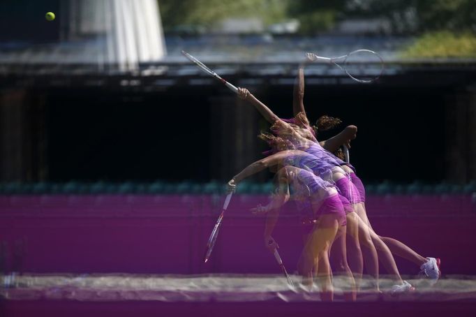 Czech Republic's Petra Kvitova serves during a training session at the All England Lawn Tennis Club before the start of the London 2012 Olympic Games in London July 26, 2012. Picture taken using multiple exposures. REUTERS/Stefan Wermuth (BRITAIN - Tags: SPORT OLYMPICS TENNIS TPX IMAGES OF THE DAY) Published: Čec. 26, 2012, 12:02 odp.