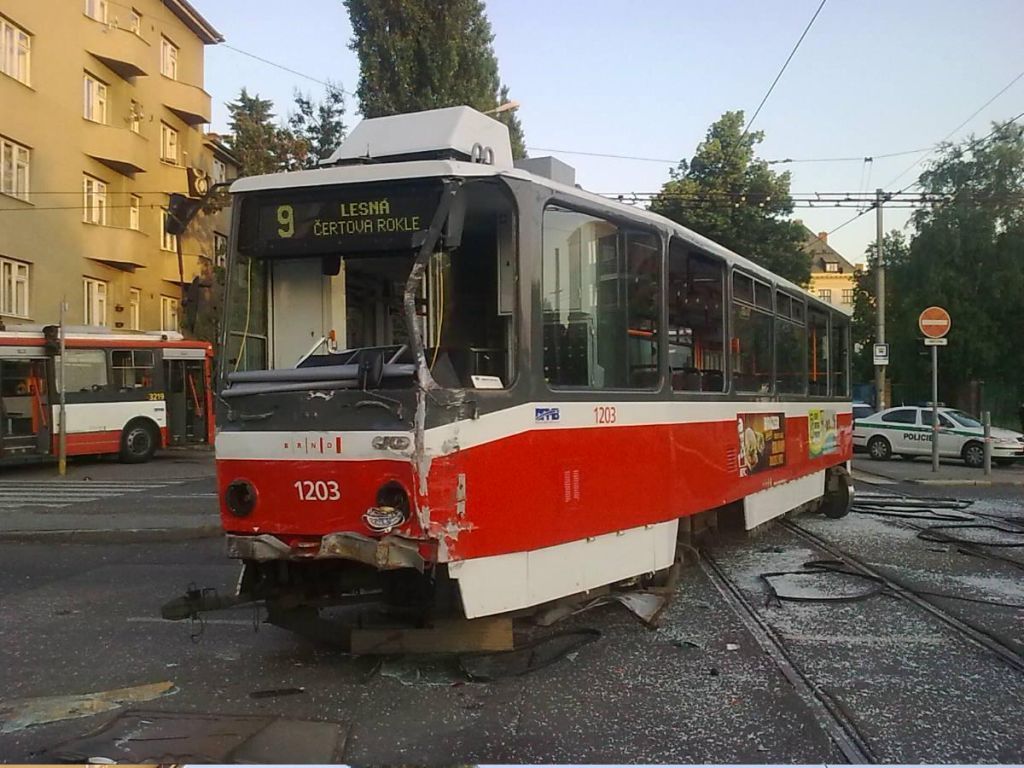 Nehoda tramvaje a trolejbusu v Brně