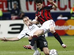 Nemanja Vidic z Manchesteru United stíhá milánského Kaká v odvetě semifinále Ligy mistrů