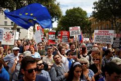 Lidé v Londýně i Belfastu protestují proti Johnsonovi. Bojí se o britskou demokracii
