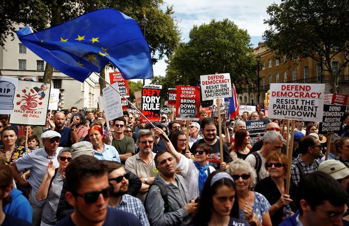 Demonstranti na londýnské Downing Street.