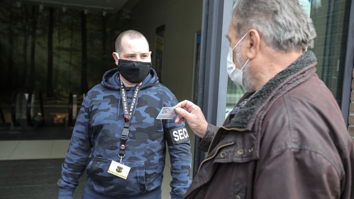 Sociální sítě nahradily vztahy. Brit předpověděl temnou vizi izolace už před 100 lety